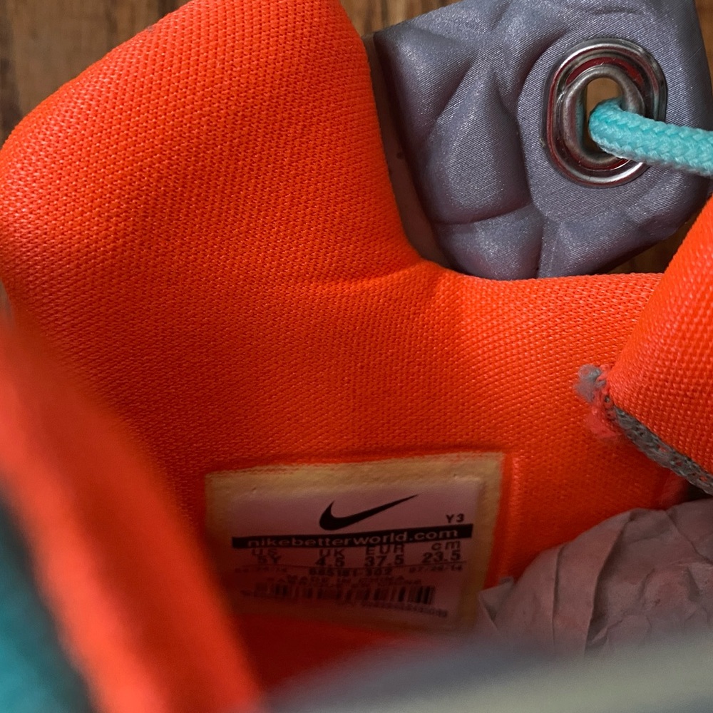 Lebron 12 - Picture 6 of 7